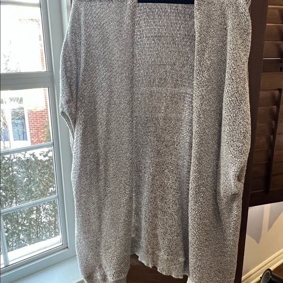 Cute loose vest. Long, reaches almost knees and I m 5 ft 7 in size XS/S - Picture 3 of 3